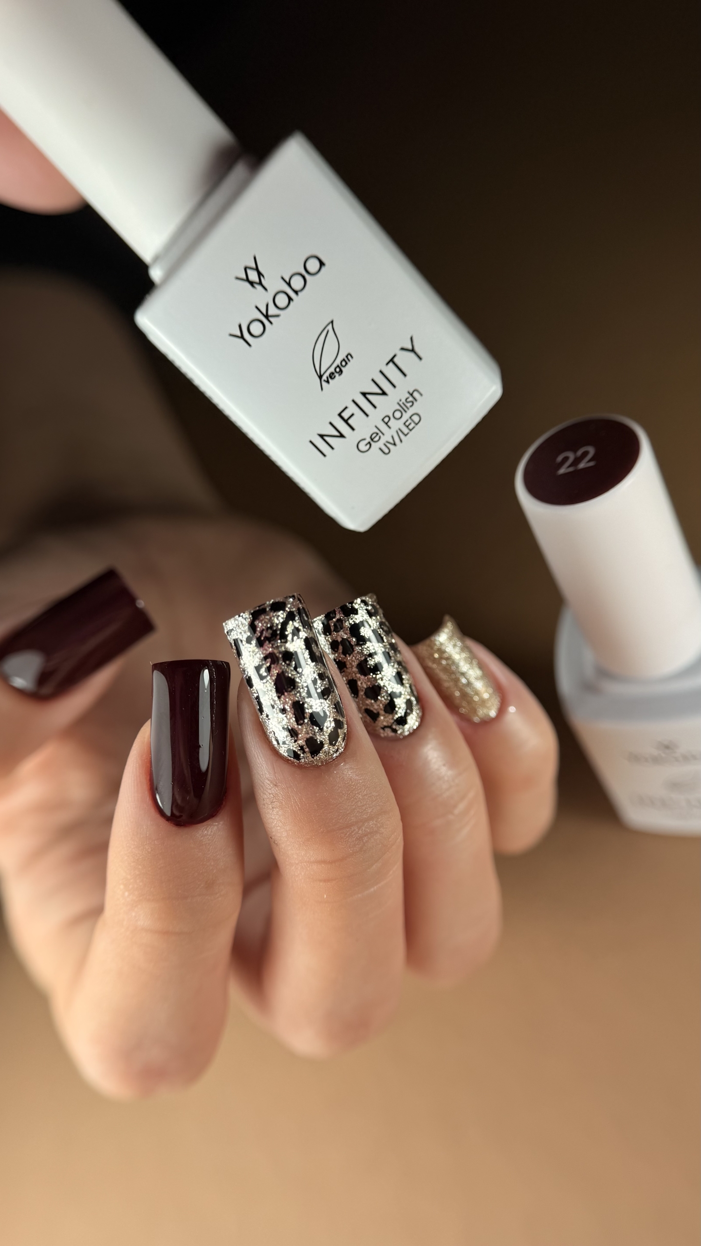 Jesienny NailArt w szampańskim złocie z motywem panterki - zdjęcie 3