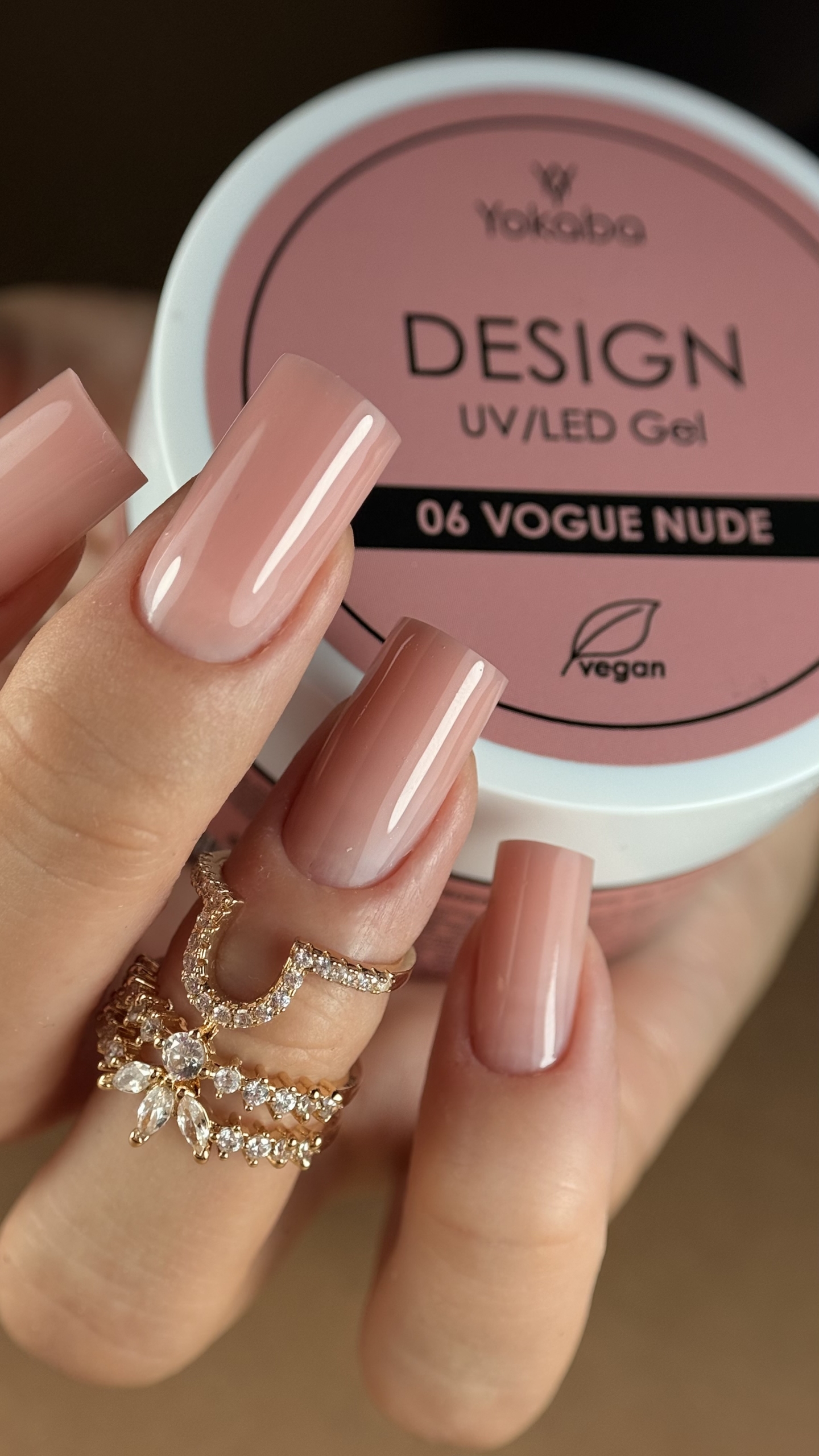 Klasyczny manicure w ciepłym różowym nude z koralową nutą - zdjęcie 2