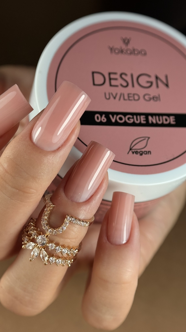 Klasyczny manicure w ciepłym różowym nude z koralową nutą