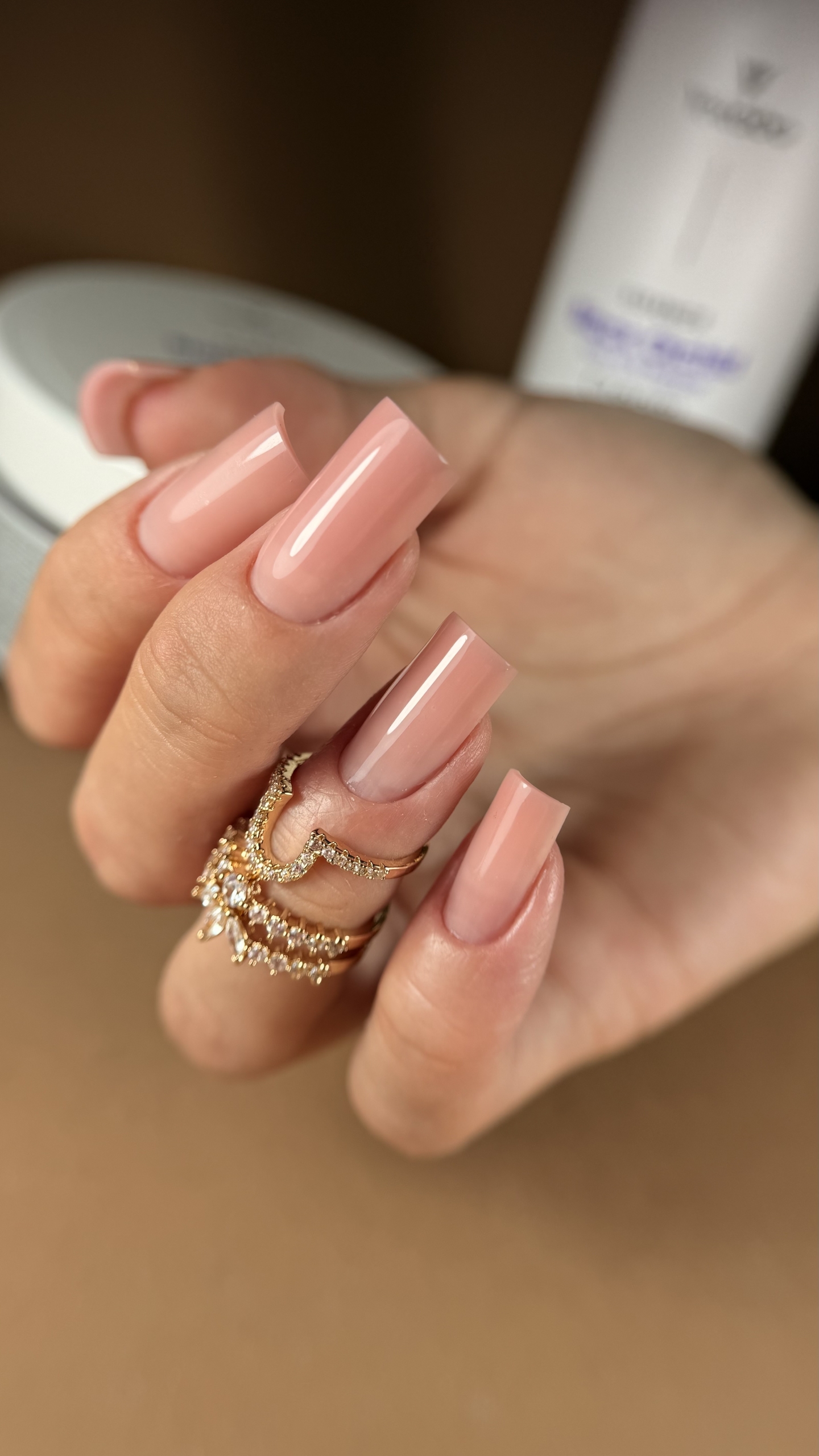 Klasyczny manicure w ciepłym różowym nude z koralową nutą - zdjęcie 3