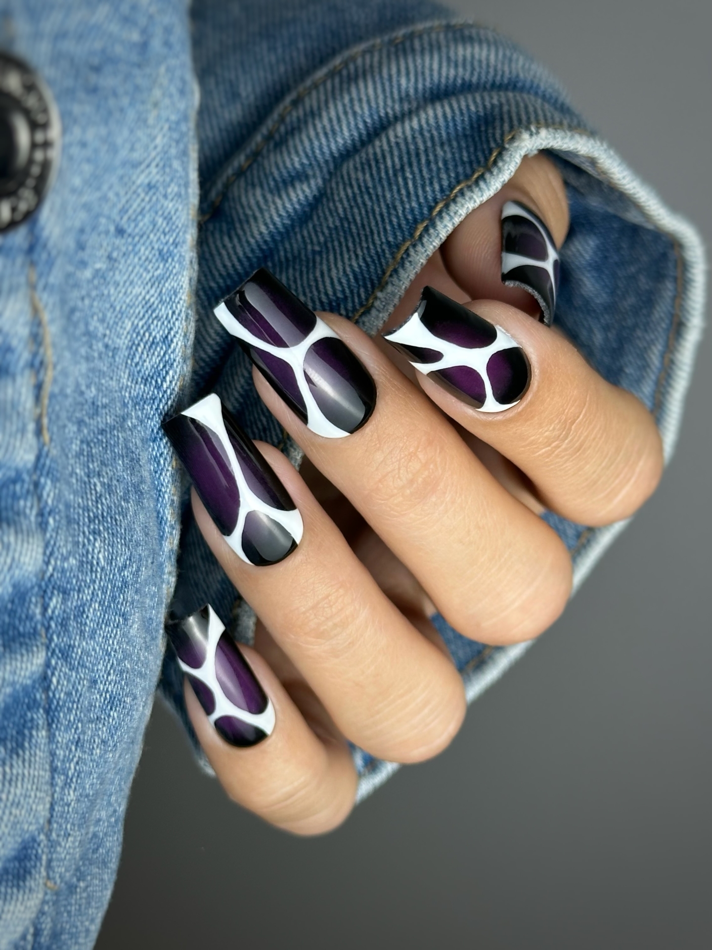 Geometryczny NailArt w głębokiej purpurowej fuksji i czerni z białymi liniami - zdjęcie 2
