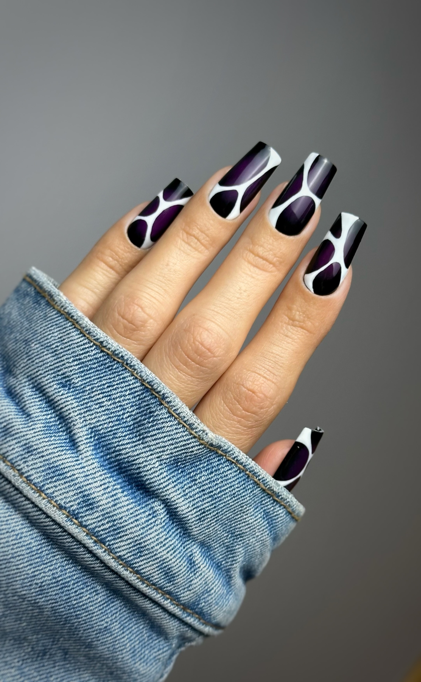 Geometryczny NailArt w głębokiej purpurowej fuksji i czerni z białymi liniami - zdjęcie 3