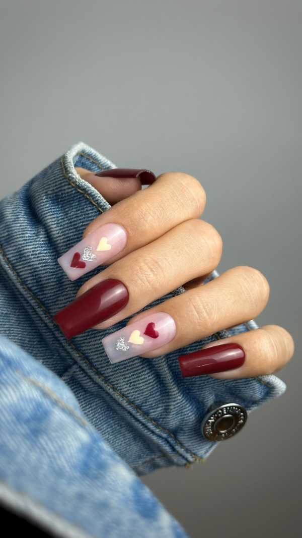 Jesienny manicure w winnym bordo z serduszkami i srebrnym blaskiem
