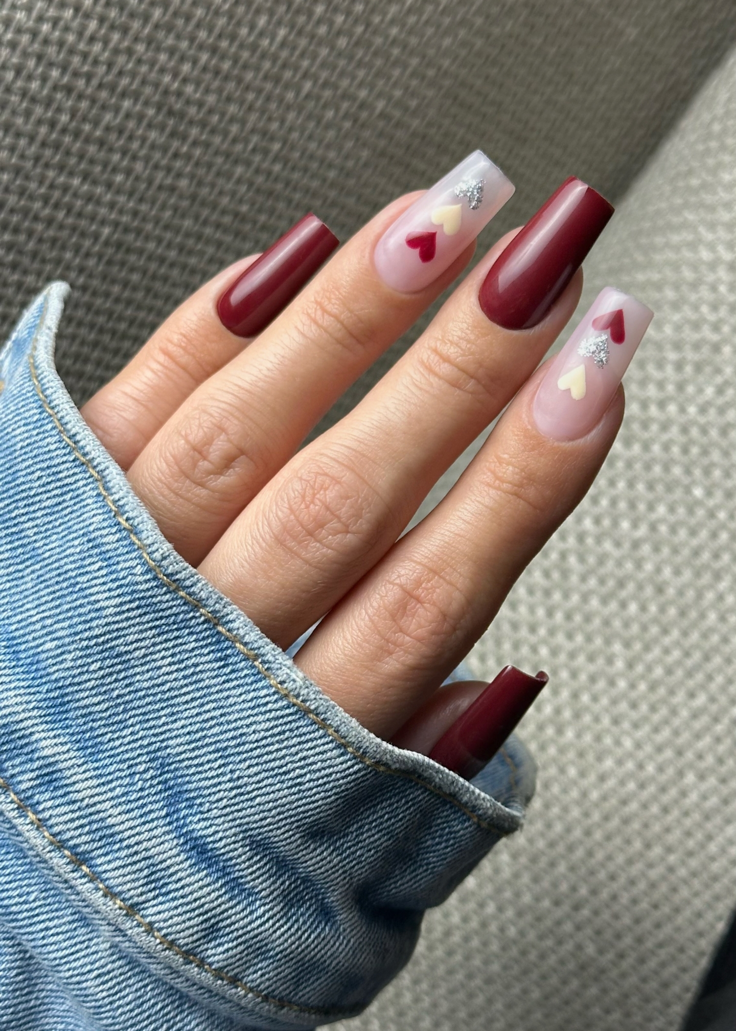 Jesienny manicure w winnym bordo z serduszkami i srebrnym blaskiem - zdjęcie 3