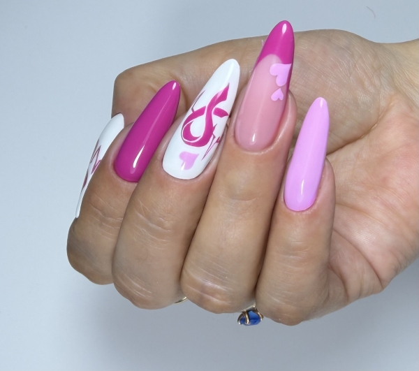 Różowy manicure z serduszkami  i wstążką 