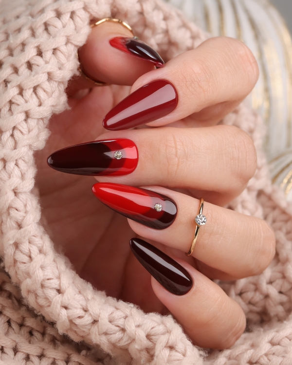 Czerwono-bordowy manicure z głębokim połyskiem i złotymi akcentami