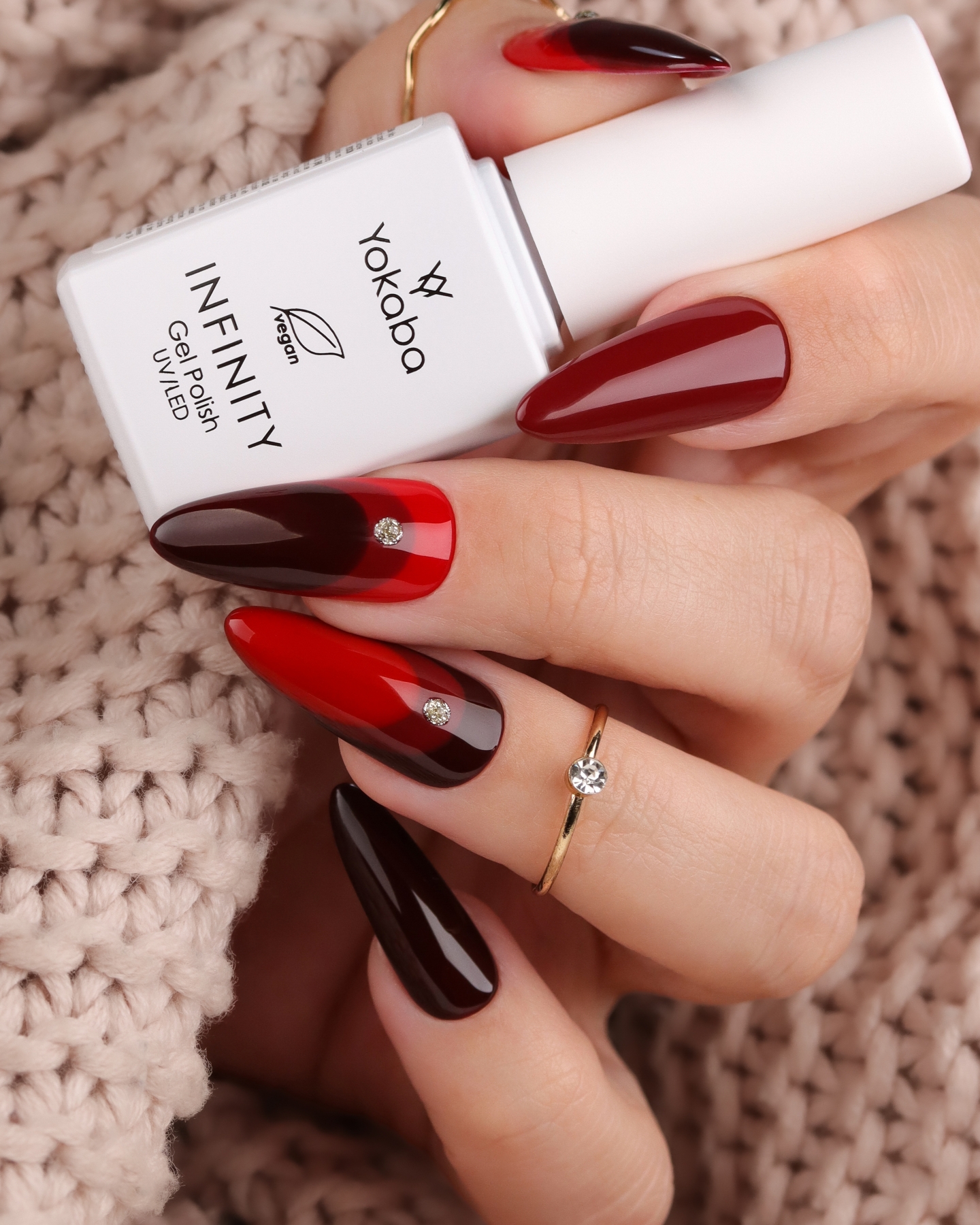 Czerwono-bordowy manicure z głębokim połyskiem i złotymi akcentami - zdjęcie 3