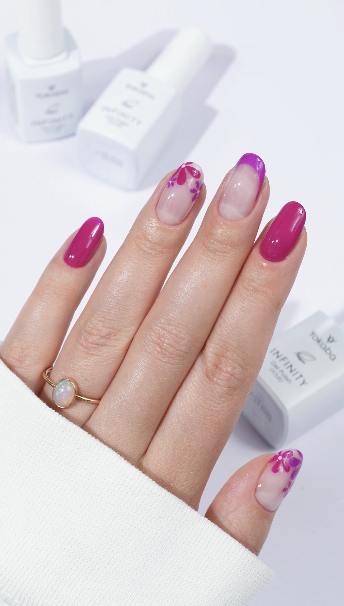 Różowy manicure z kwiatowymi zdobieniami na transparentnej bazie - zdjęcie 2