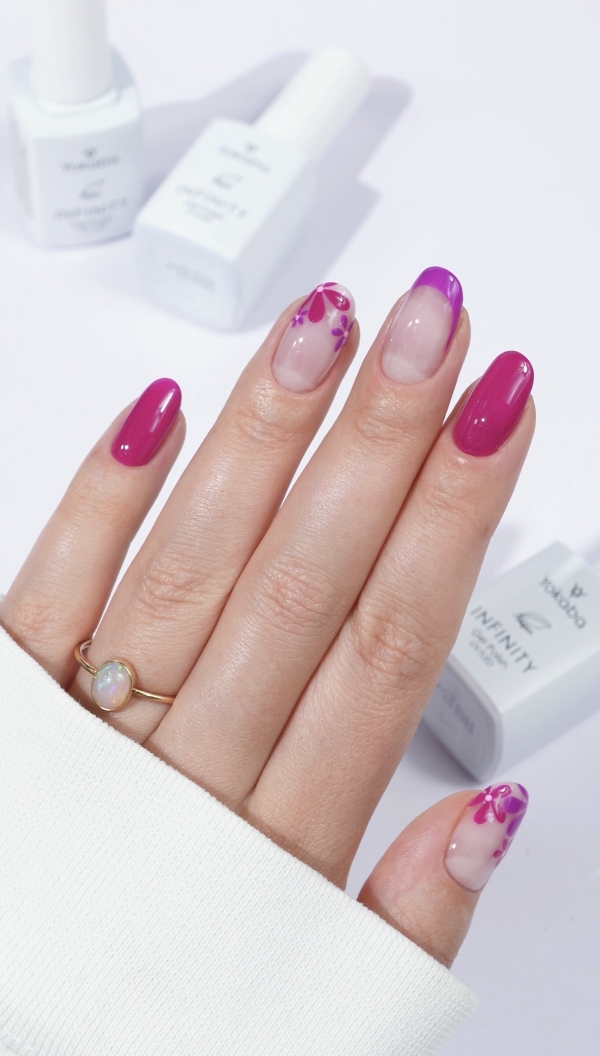 Różowy manicure z kwiatowymi zdobieniami na transparentnej bazie