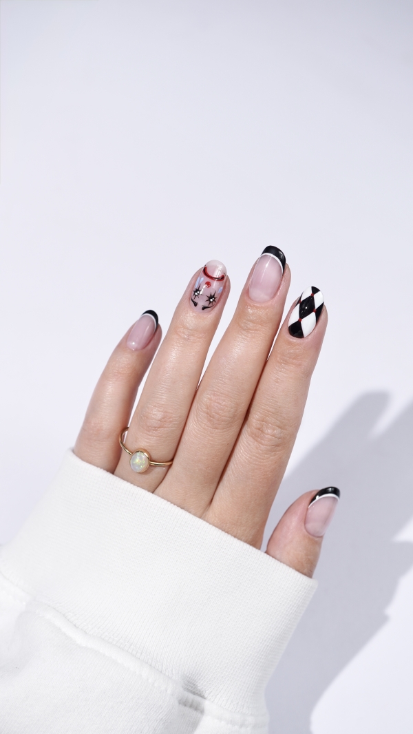Halloweenowy manicure z czarnym frenchem i wzorem arlekina