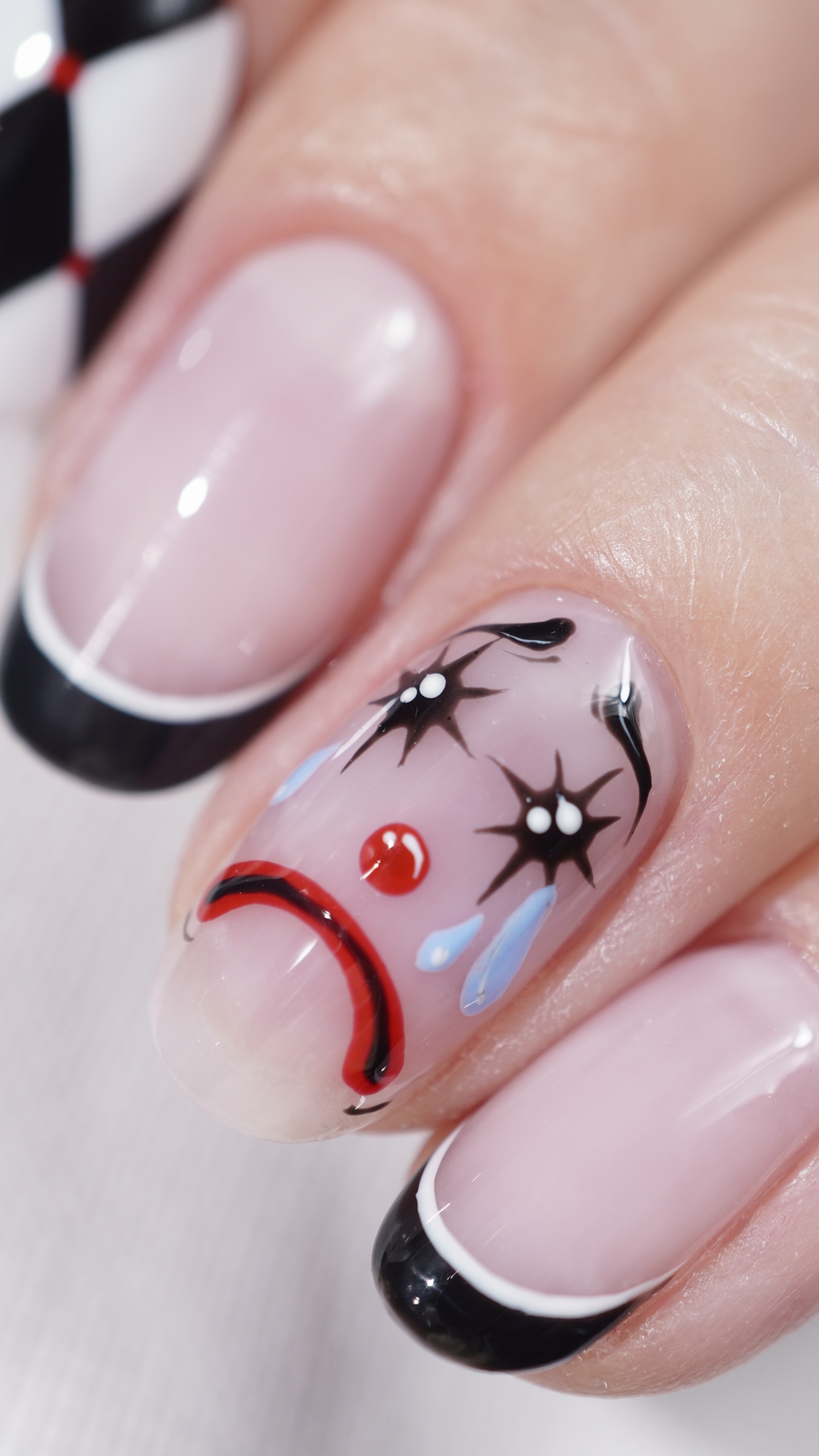 Halloweenowy manicure z czarnym frenchem i wzorem arlekina - zdjęcie 3