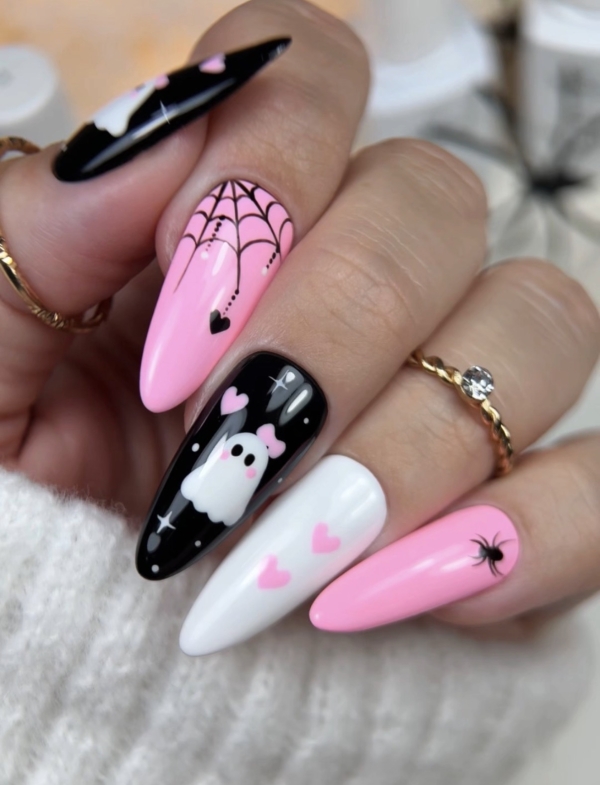 Halloweenowy Nail Art z duszkami i pajęczyną
