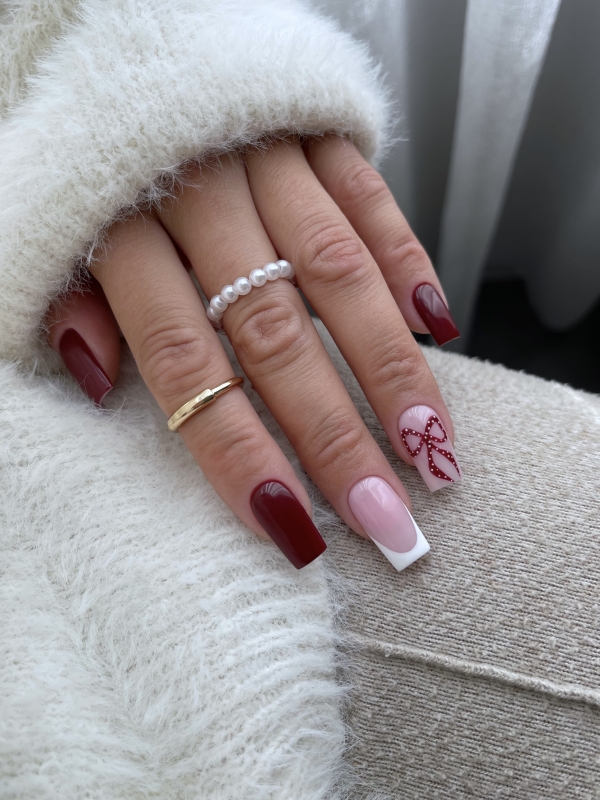 Jesienny manicure z bordo i kokardą