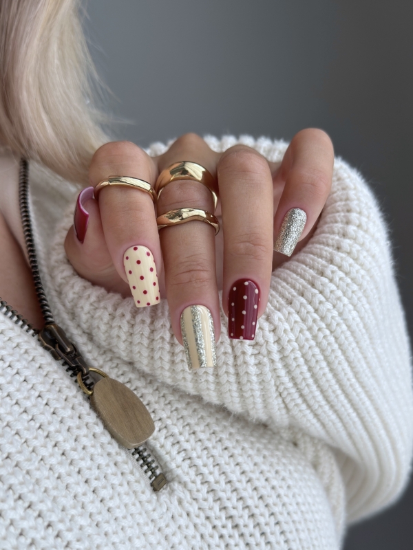 Jesienny manicure w bordo, kremie i złocie