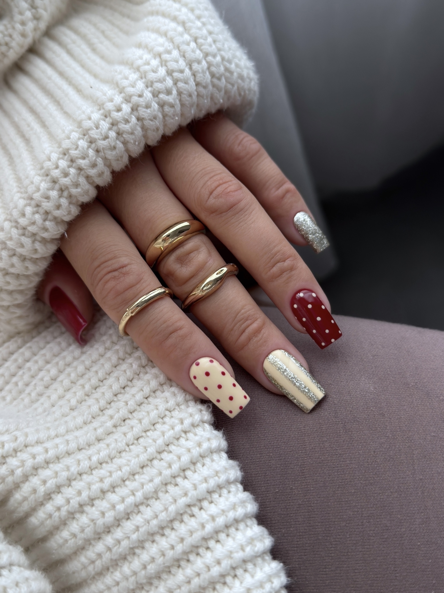 Jesienny manicure w bordo, kremie i złocie - zdjęcie 3