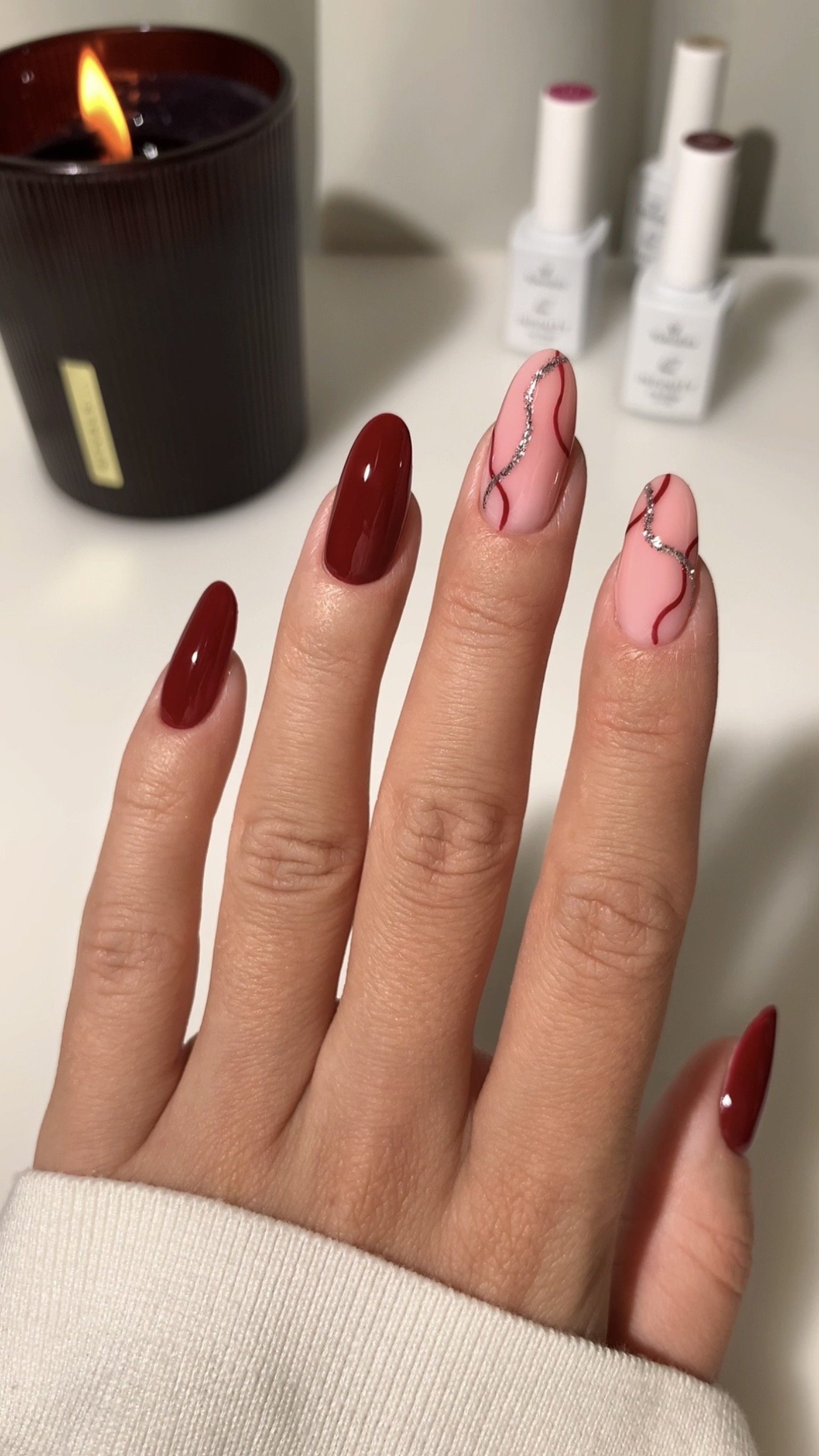 Jesienny manicure w bordo, różu i srebrnym akcencie - zdjęcie 3