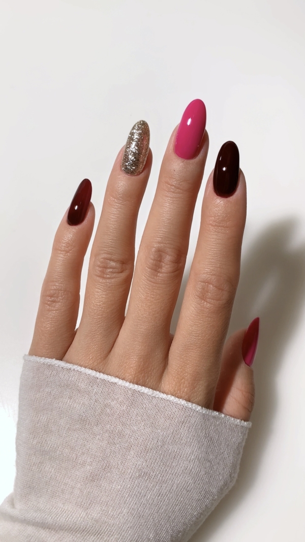 Jesienny manicure w fuksji, ciemnym akcencie i złotym blasku