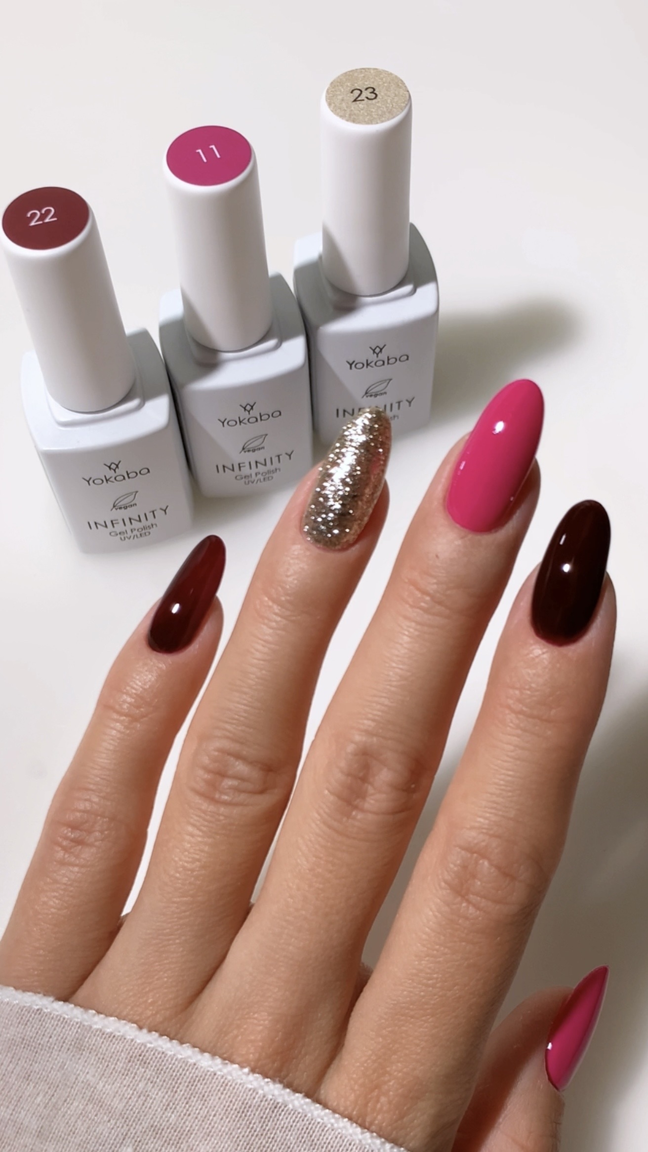 Jesienny manicure w fuksji, ciemnym akcencie i złotym blasku - zdjęcie 3