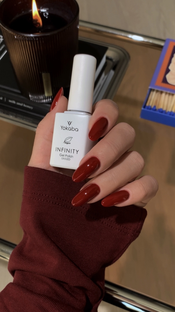 Jesienny manicure w głębokim bordo