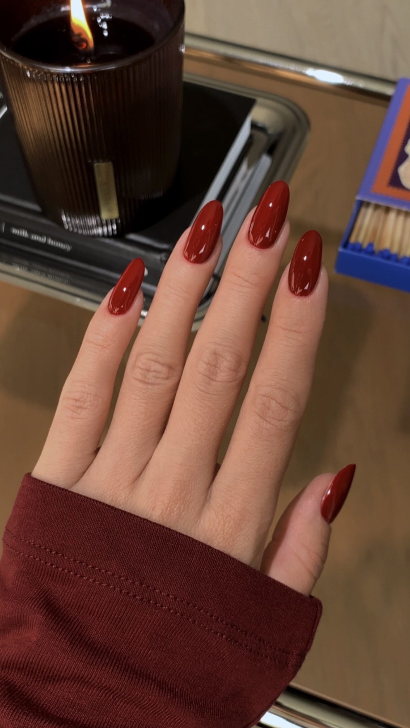 Jesienny manicure w głębokim bordo - zdjęcie 4