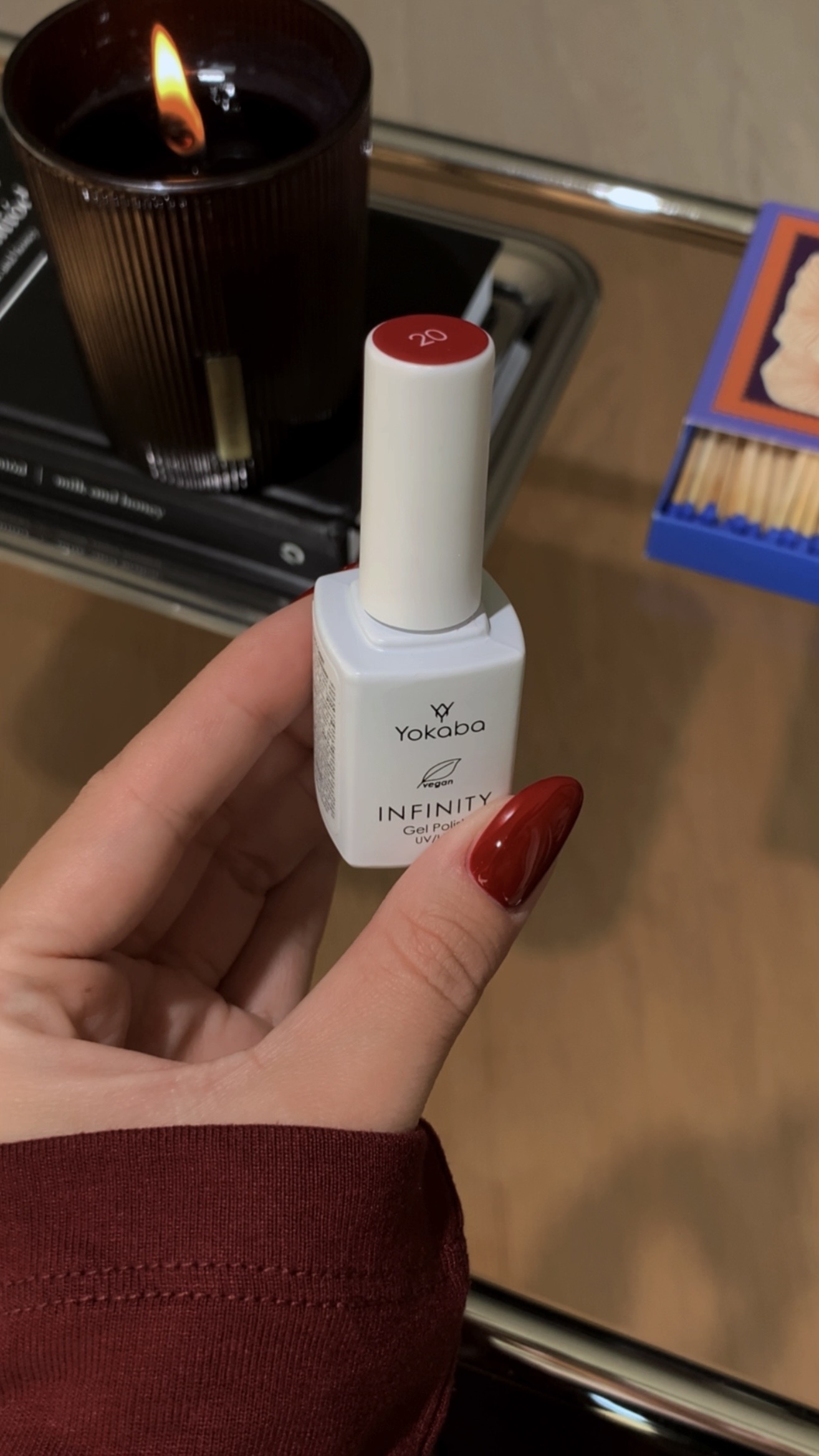 Jesienny manicure w głębokim bordo - zdjęcie 3