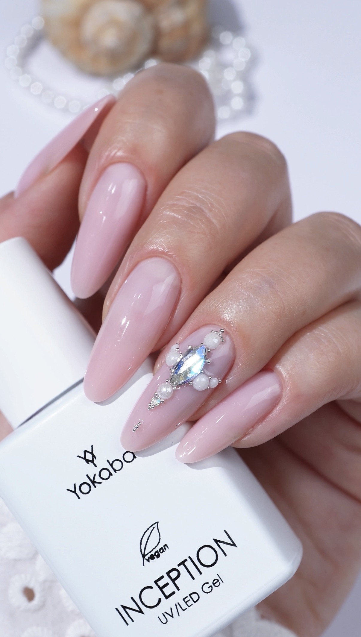 Delikatny manicure w mlecznym różu z biżuteryjnym akcentem - zdjęcie 3