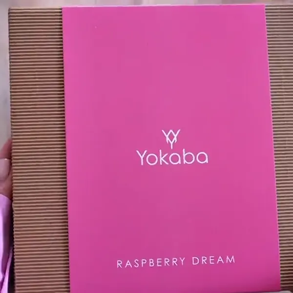 Zestaw prezentowy Yokaba Raspberry Dream po otwarciu