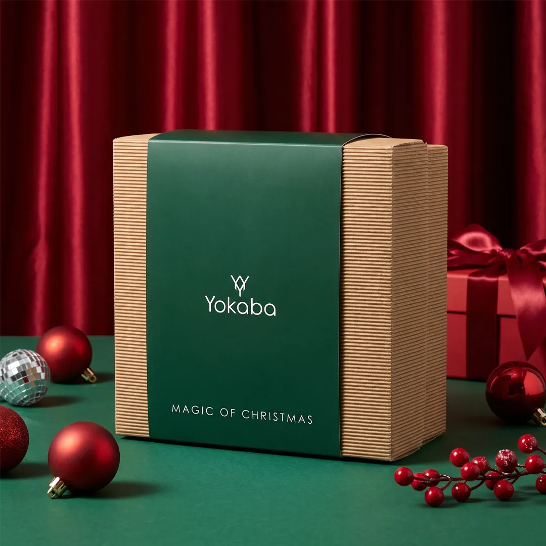Świąteczne pudełko prezentowe Yokaba Magic of Christmas z zieloną owijką wśród bombek
